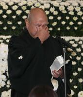 　北の富士勝昭さんをしのぶ会であいさつし、涙する日本相撲協会の八角理事長（代表撮影）