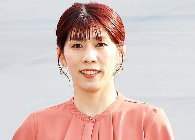 サッカーで大暴れの吉田沙保里さんが今度は男性を軽々とおんぶ サッカーで大暴れの吉田沙保里さんが今度は男性を軽々とおんぶ