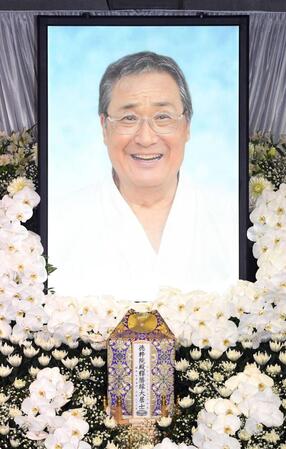 　北の富士勝昭さんの遺影と位牌（撮影・佐々木彰尚）