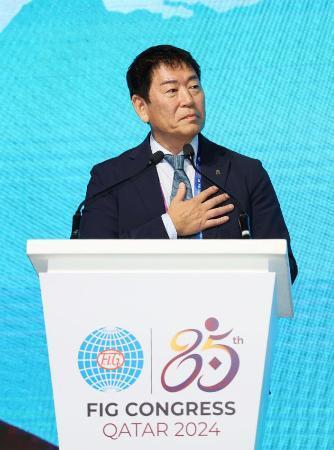 　国際体操連盟の会長選で３選を果たし、スピーチする渡辺守成氏＝１０月、ドーハ（同連盟提供・共同）