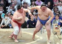 　大の里（右）をすくい投げで破った阿武咲＝３月