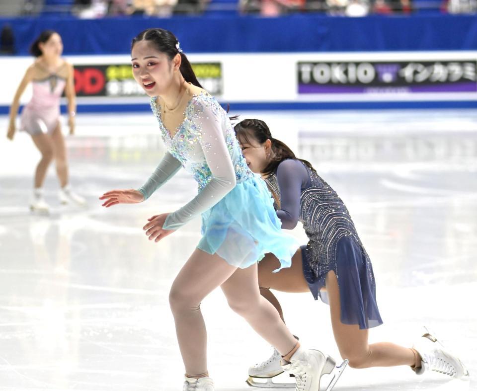 　演技前、衝突した江川マリア（左）と河辺愛菜（撮影・北村雅宏）