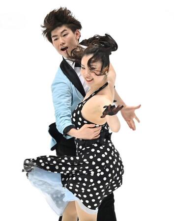 　華麗な演技を披露する吉田唄菜、森田真沙也組（撮影・北村雅宏）