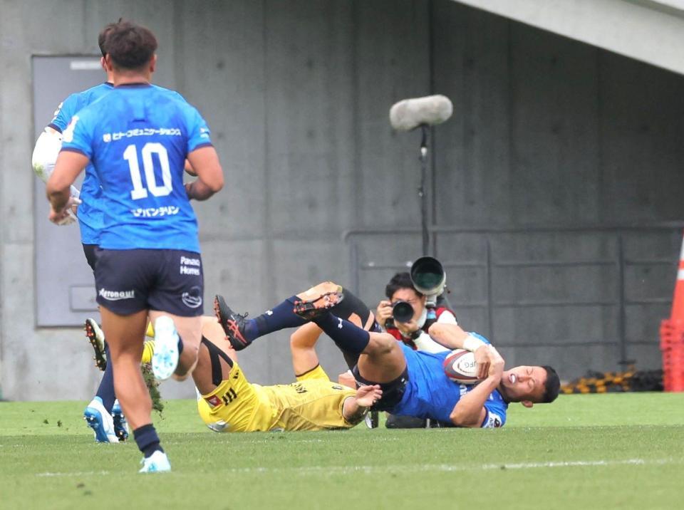 　前半、トライを決める埼玉・長田智希（撮影・西岡正）