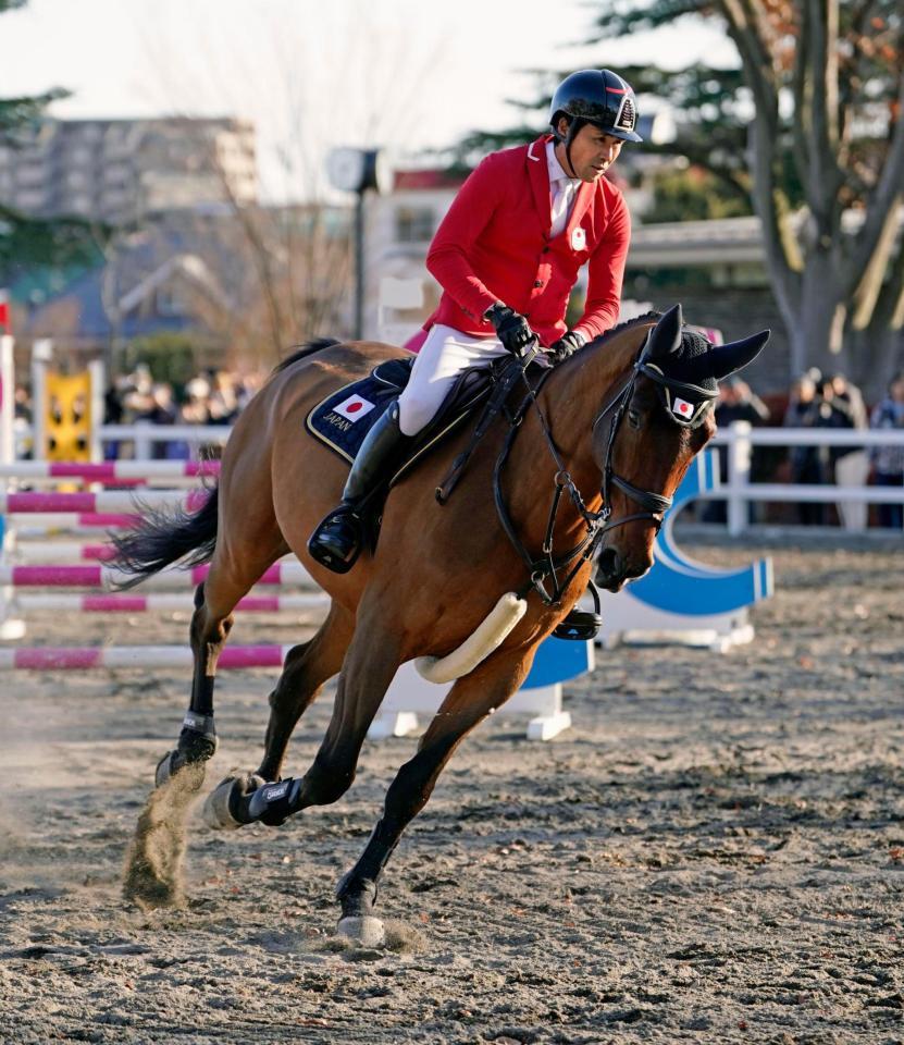 　総合馬術の種目を実演する「初老ジャパン」の大岩義明