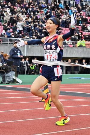 　１位でフィニッシュする長野東のアンカー田畑陽菜