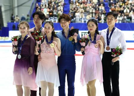 　表彰式で笑顔の優勝した吉田、森田組（中央）、２位の田中、西山組（左）、３位の佐々木、池田組