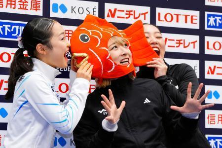 　記者会見を前に撮影に応じる（左から）２位の島田麻央、優勝の坂本花織、３位の樋口新葉＝東和薬品ラクタブドーム