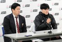 　会見で試合を振り返る早大主将のフッカー佐藤（右）と大田尾監督