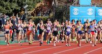 　スタートする女子の選手たち