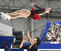 　華麗な演技を披露する三浦璃来、木原龍一組（撮影・北村雅宏）