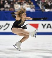 　氷上でジャンプする坂本花織（撮影・北村雅宏）