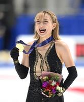 　メダルを手に笑顔を見せる坂本花織（撮影・北村雅宏）