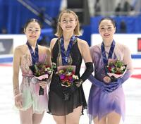 　写真に納まる（左から）２位の島田麻央、優勝の坂本花織、３位の樋口新葉（撮影・北村雅宏）