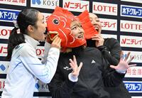 　会見場でポーズをとる（左から）２位の島田麻央、優勝の坂本花織、３位の樋口新葉（撮影・北村雅宏）