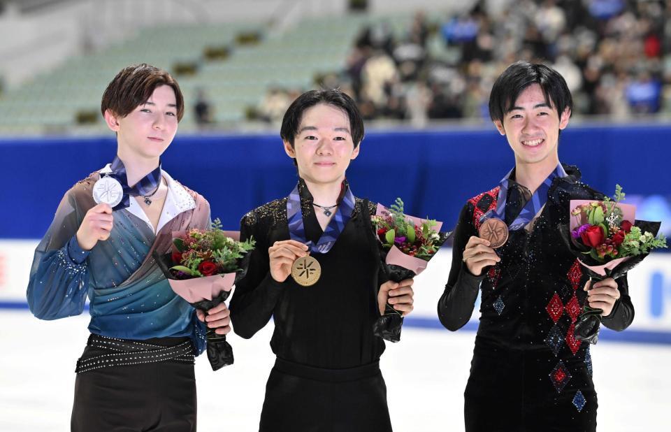 　表彰式で笑顔を見せる（左から）２位の中田璃士、初優勝の鍵山優真、３位の壷井達也