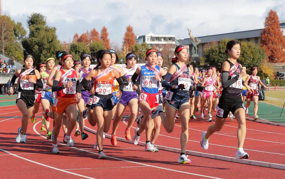 　スタートする女子の選手たち