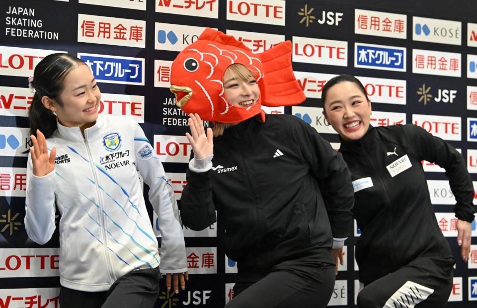 　会見場でポーズを決める（左から）２位の島田麻央、優勝の坂本花織、３位の樋口新葉（撮影・北村雅宏）