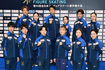 　世界フィギュア日本代表に選出されてポーズを決める（前列左から）壷井達也、佐藤駿、鍵山優真、坂本花織、千葉百音、樋口新葉（後列左から）森口澄士、長岡柚奈、木原龍一、三浦璃来、森田真沙也、吉田唄菜（撮影・北村雅宏）