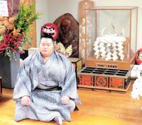 　祖父で先代師匠の元横綱琴桜が締めた綱を前に会見に臨む琴桜