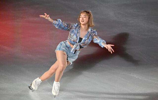 坂本花織「Shine」で爽やか演技 水色基調のショートパンツ姿 世界