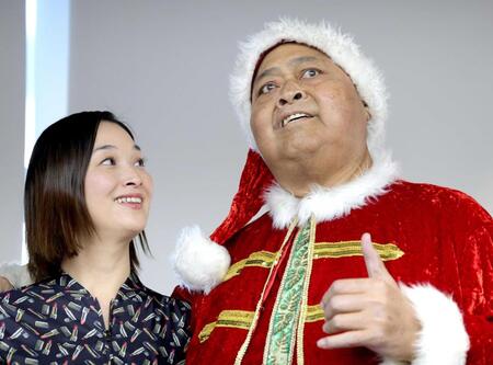 　妻・千絵さん（左）と退院を喜ぶＫＯＮＩＳＨＩＫＩ（撮影・金田祐二）