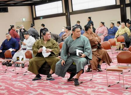 　力士会で顔を合わせた照ノ富士（左）と豊昇龍（右）