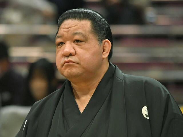元大関魁皇の浅香山親方 元女子プロレスラーの充子夫人と2ショ公開
