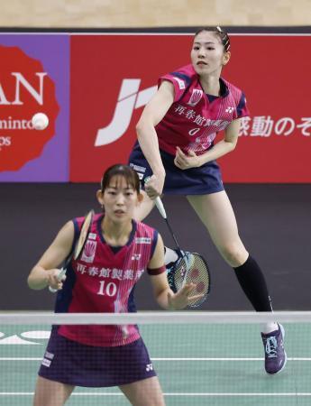 　女子ダブルス１回戦　プレーする志田千陽（奥）、松山奈未組＝武蔵野の森総合スポーツプラザ