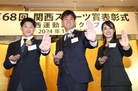 　玉井陸斗（左）、桐敷（中央）と空手の形を決める清水希容さん（撮影・田中太一）