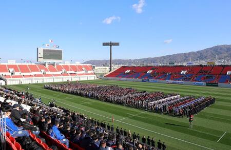 　開会式でグラウンドに整列する各校の選手たち（撮影・山口登）