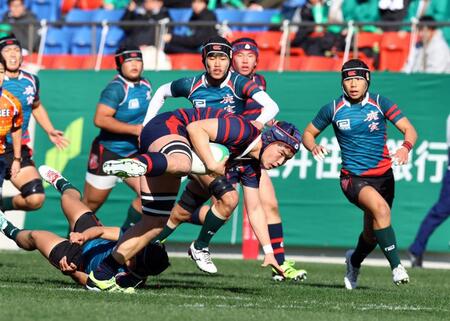 　前半、日本航空石川・飯沢慶大（中央）が突進しトライを決める（撮影・山口登）