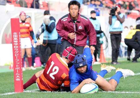 前半、長崎北陽台・香月勇一郎（右）がタックルを受けながらもトライを決める（撮影・山口登）