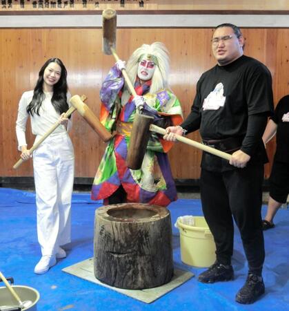 立浪部屋の餅つき大会に参加した（右から）豊昇龍、カブキロックスの氏神一番、タレントの小久保春菜