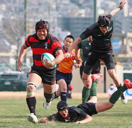 後半、ディフェンスをかわして独走しトライを挙げる近大和歌山・高尾瑛光（撮影・立川洋一郎）