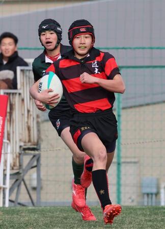 前半、ディフェンスを振り切ってトライを挙げる近大和歌山・伊藤吏雄（撮影・立川洋一郎）