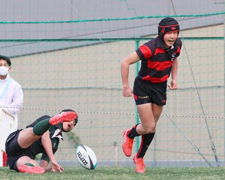 前半、先制トライを挙げて喜ぶ近大和歌山・伊藤吏雄（撮影・立川洋一郎）