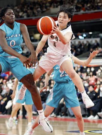 　京都精華学園-慶誠　第３クオーター、パスを出す京都精華学園・桃井＝東京体育館