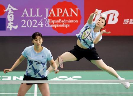 　女子ダブルス準々決勝　プレーする五十嵐有紗（右）、桜本絢子組＝武蔵野の森総合スポーツプラザ