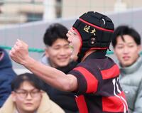 前半、先制トライを挙げて喜ぶ近大和歌山・伊藤吏雄（撮影・立川洋一郎）