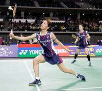 女子ダブルス準々決勝　プレーする志田千陽（右）、松山奈未組＝武蔵野の森総合スポーツプラザ