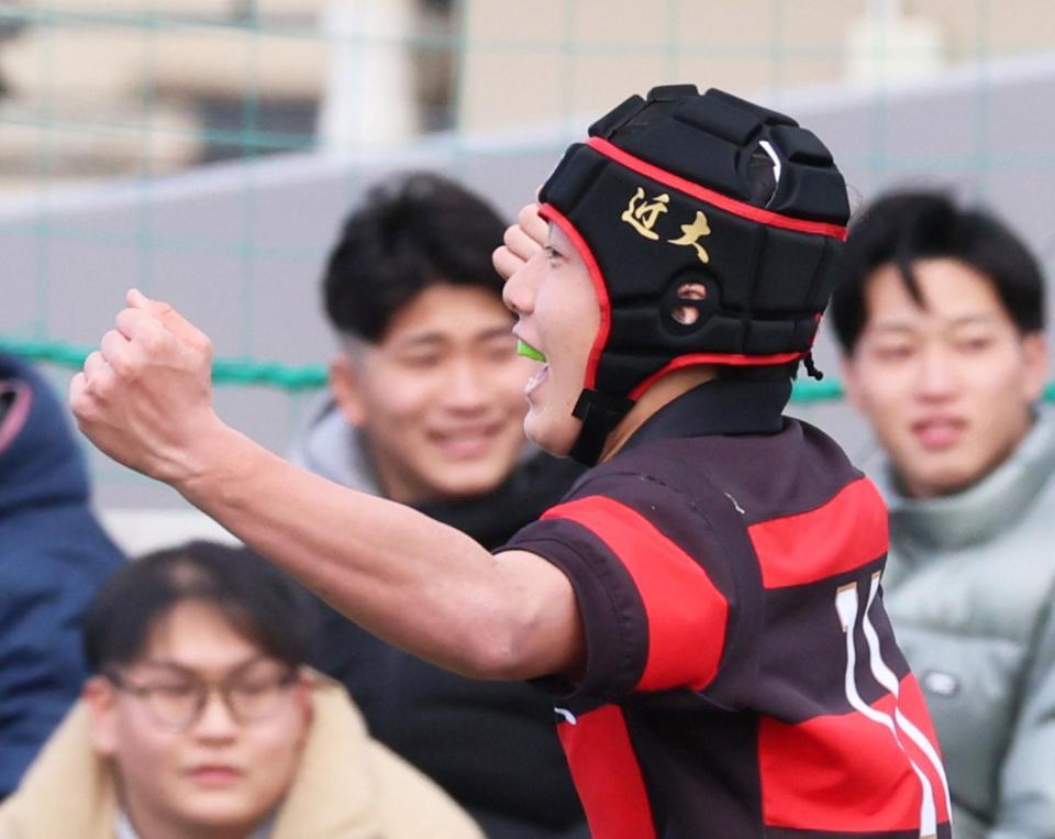 前半、先制トライを挙げて喜ぶ近大和歌山・伊藤吏雄（撮影・立川洋一郎）
