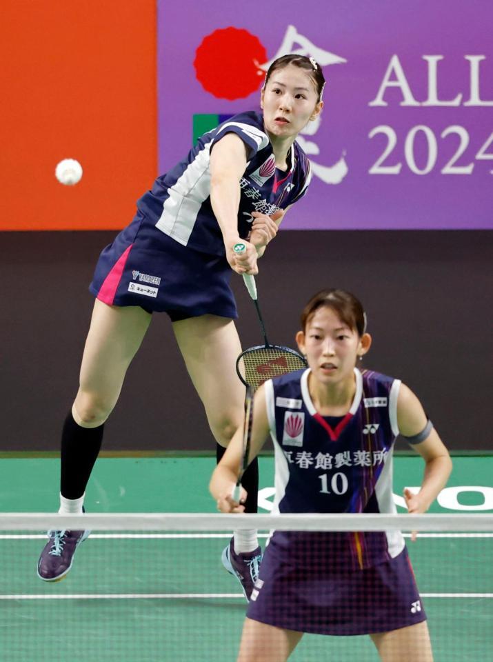 　プレーする志田千陽（奥）、松山奈未組