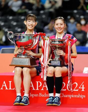 　女子ダブルスで優勝し、写真に納まる志田千陽（右）、松山奈未組