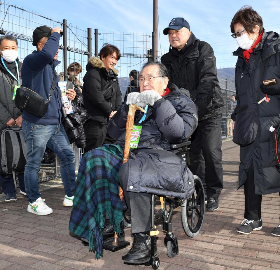 　試合を見届け、引き揚げる京都工学院・山口良治総監督（撮影・中田匡峻）