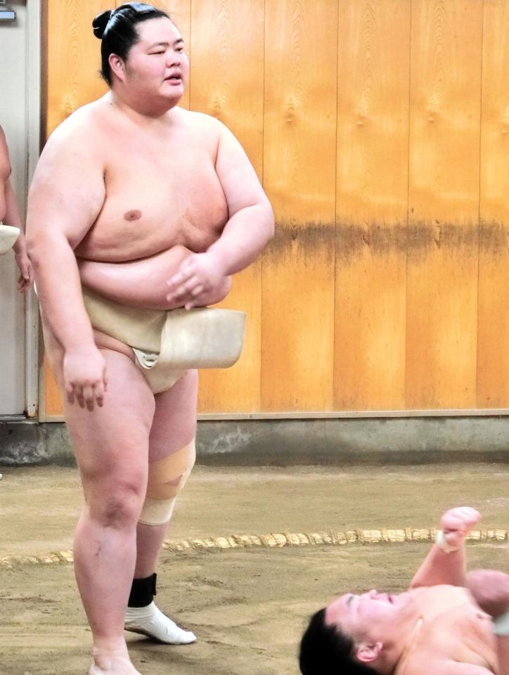 　ぶつかり稽古で幕下の力士を転がす琴桜