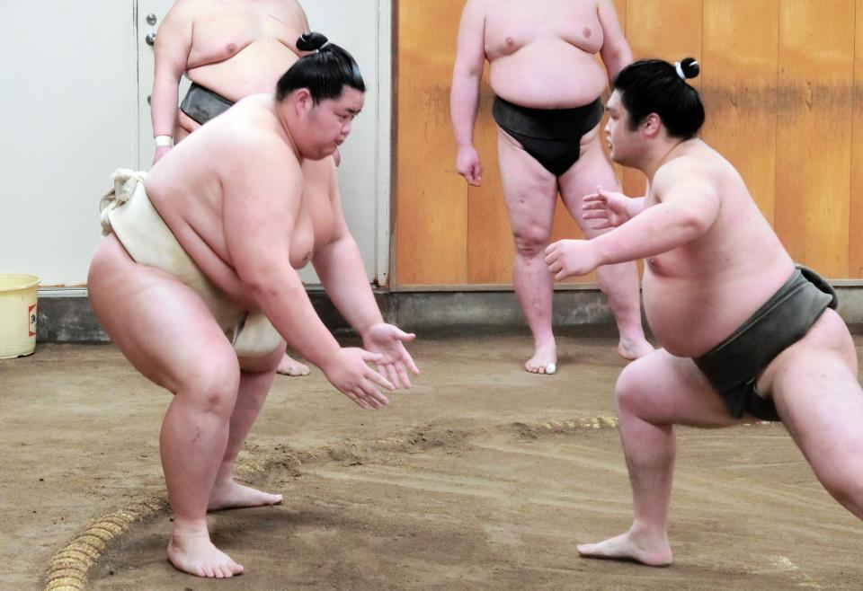 　ぶつかり稽古をする琴桜（左）