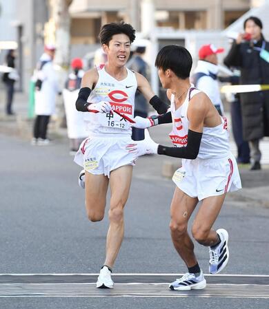 １区を快走し溜池一太（手前）にたすきを渡す中大・吉居駿恭（撮影・開出牧）