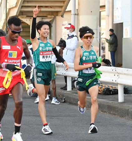 青学大が２区で逆襲　“駅伝男”黒田朝日が激走７人抜きで３位浮上　３強最上位で首位と４９秒差で射程圏に