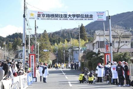 【写真】強かった～！箱根往路優勝のゴールテープを切る青学・若林宏樹